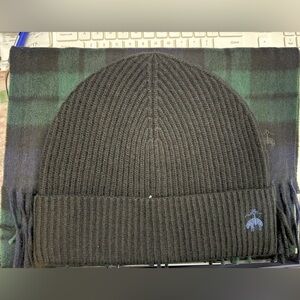 Brooks Brothers Scarf in Black Hat/Navy-green Plaid.
